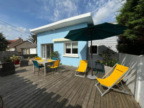 C'est une maison bleue, juste à côté de la plage...